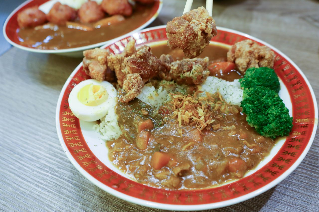 (板橋車站美食)加麵加飯加咖哩通通不用錢,鹹酥雞,土魠魚,獅子頭通通變成咖哩的好夥伴-小吉咖哩板橋文化店 @嘿!部落!