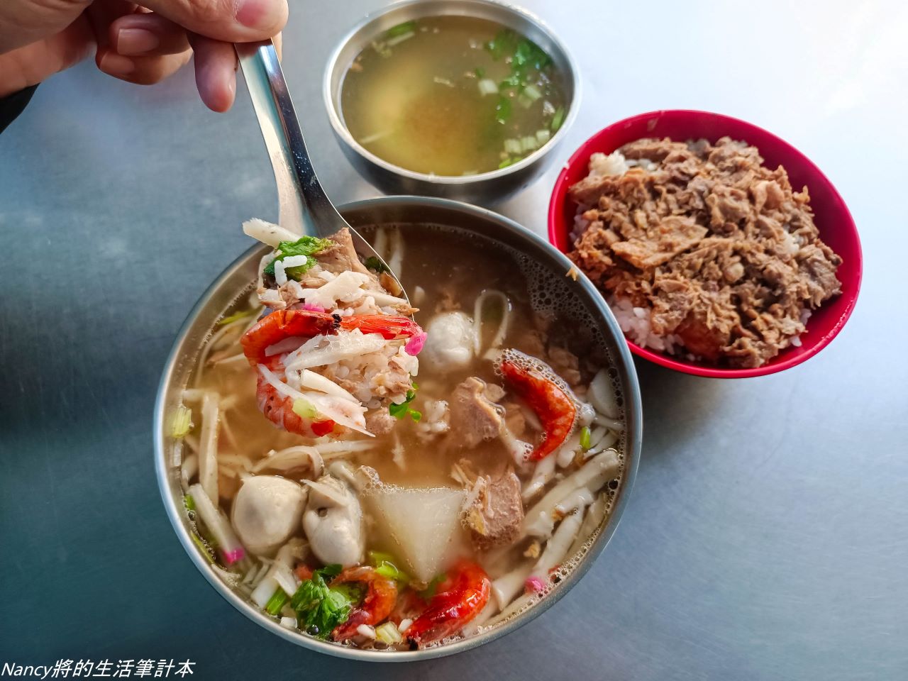 (屏東東港美食)神農宮阿珠飯-湯屏東在地人傳統早餐，超大碗飯湯才賣你70元還有滿滿鮪魚肉塊的魚仔飯 @嘿!部落!