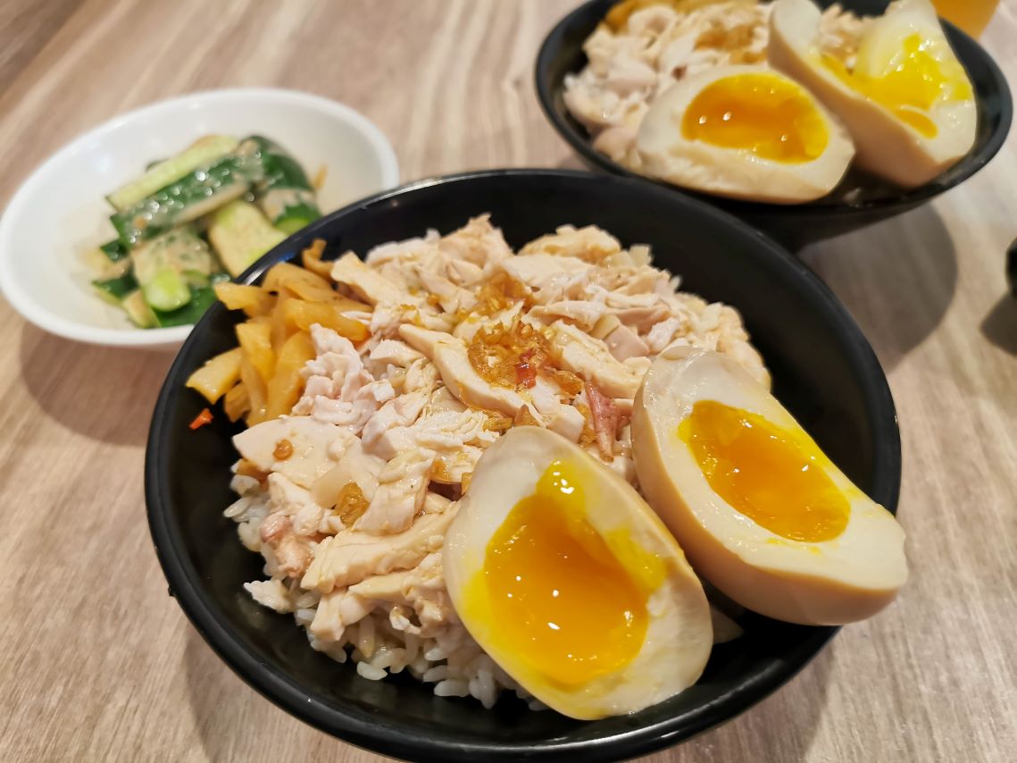 (板橋車站)板橋美食-與嘉義雞肉飯完全不一樣口感的雞肉飯,鮮嫩口感飽水度高,高CP值溏心蛋必點-阿嘉職人雞肉飯 @嘿!部落!