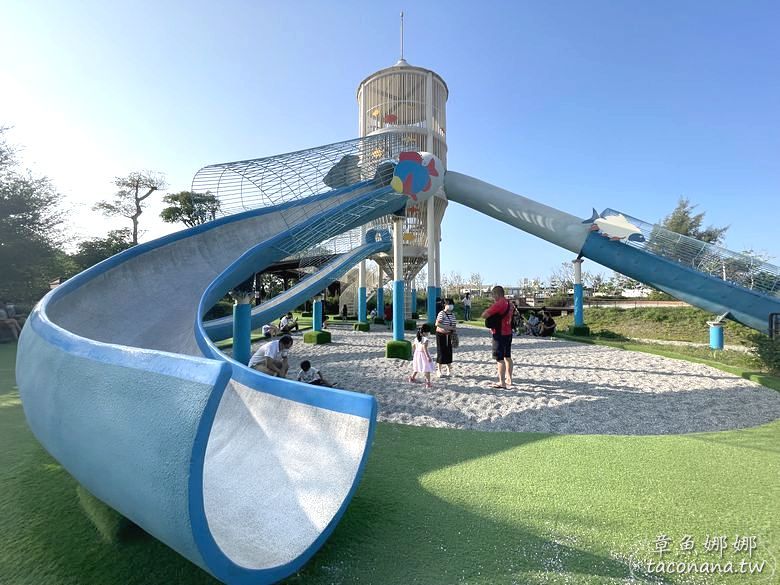 桃園特色公園》飼料桶溜滑梯│水之丘公園，擁有三層樓高，加長型水泥管溜滑梯，還有小石子沙坑。不飛沖繩也有沖繩fu。