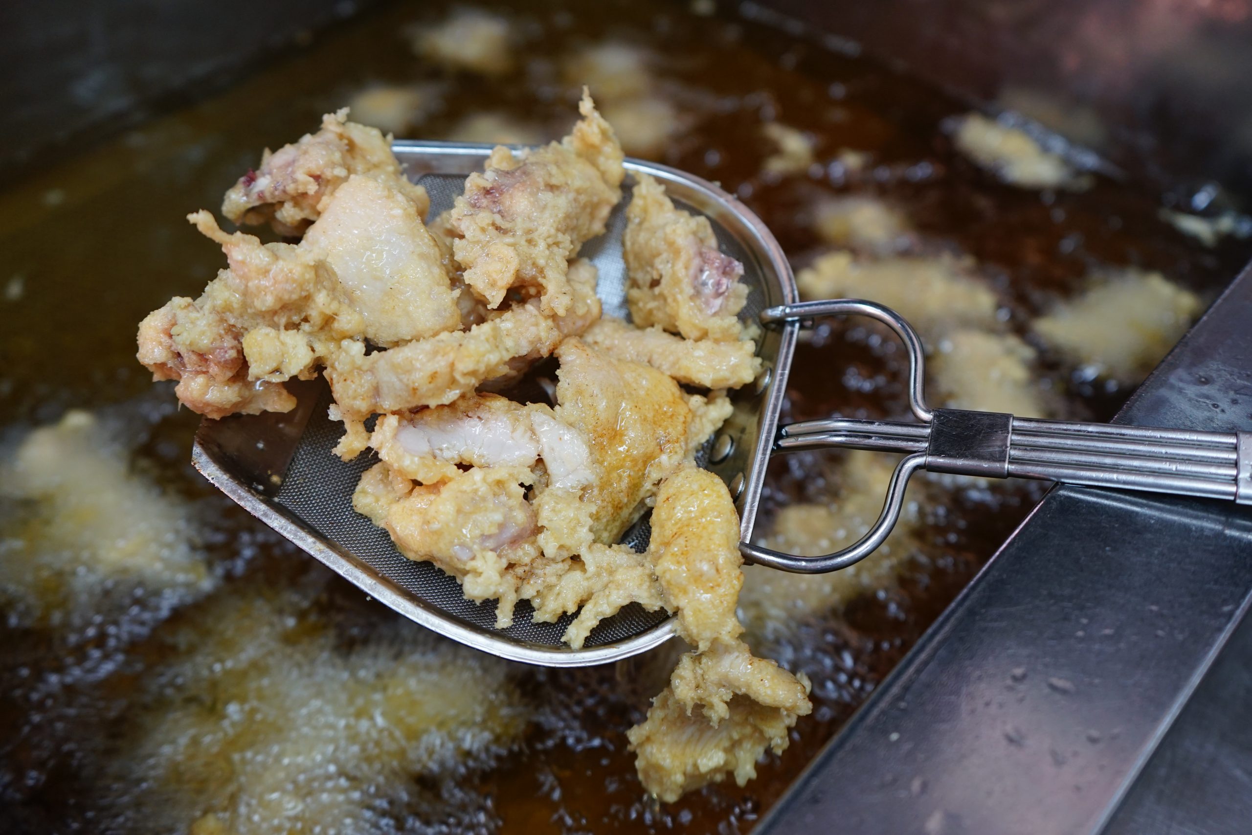 『桃園。美食』 中正香香鹹酥雞｜永和市場美食 全桃園最早開店的鹹酥雞攤  從中午賣到凌晨  在地老字號必吃。