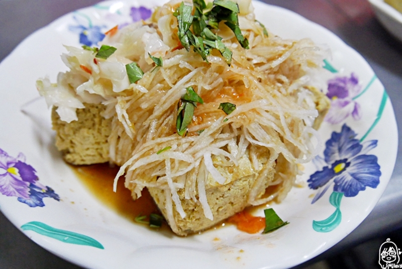 『花蓮。玉里』 橋頭臭豆腐｜超級酥脆的排隊名店，蘿蔔絲、九層塔和高麗菜泡菜口感多層次又爽口，不愧是花蓮玉里必吃臭豆腐。 @嘿!部落!