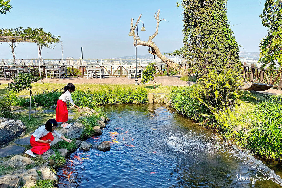 彰化親子景觀餐廳》卦山月園景觀餐廳～有戶外遊戲區、沙坑、吊床、魚池、草坪，八卦山上可以眺望彰化市夜景的複合式景觀餐廳｜彰化八卦山大佛風景區 @嘿!部落!