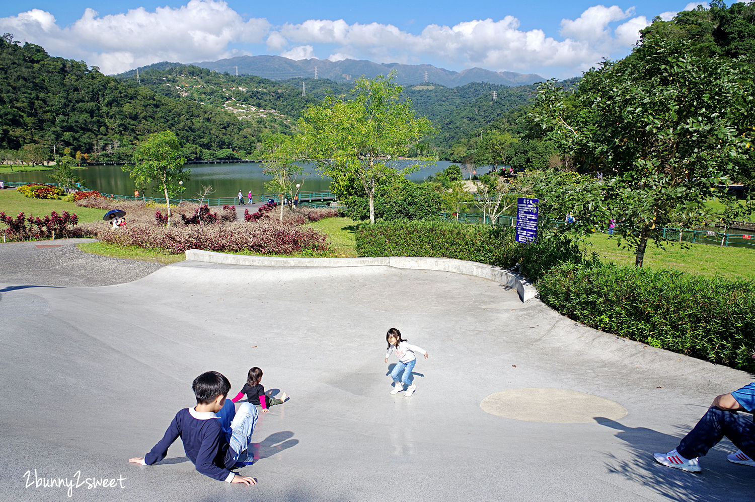 宜蘭親子景點》龍潭湖風景區 大碗公溜滑梯～湖畔野餐、騎車、餵魚，還有小小孩兒也瘋狂的大碗公溜滑梯～免費遛小孩好去處