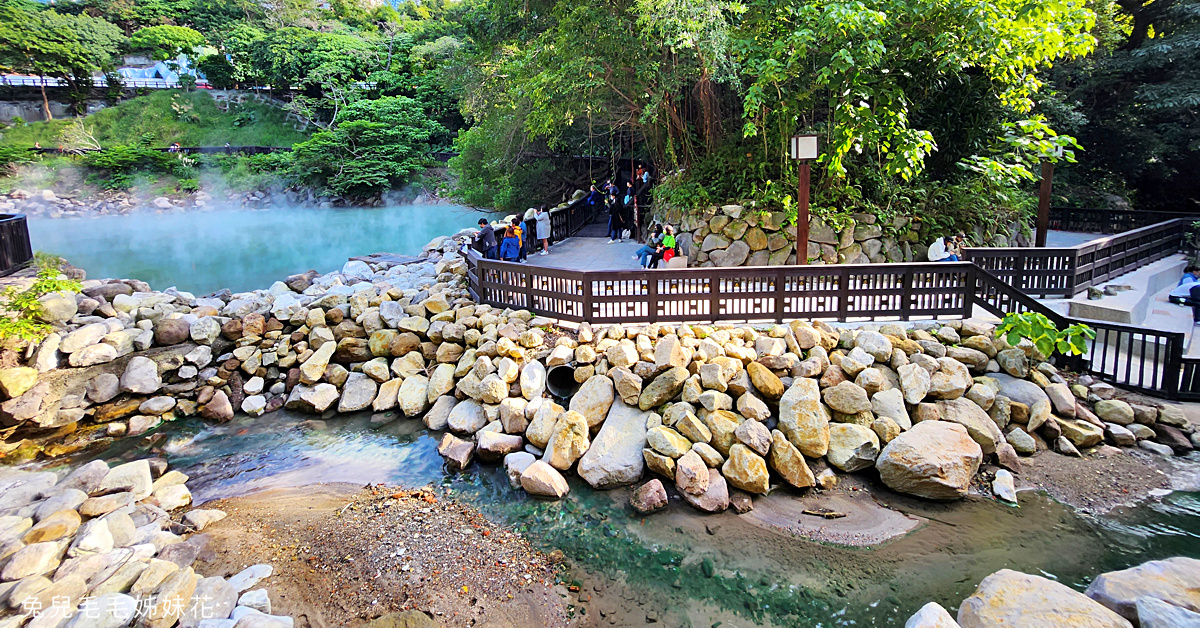 北投免費景點》地熱谷公園~裊裊白煙瀰漫的藍綠色夢幻湖泊，享受世界唯二青磺鐳泉手湯 @嘿!部落!