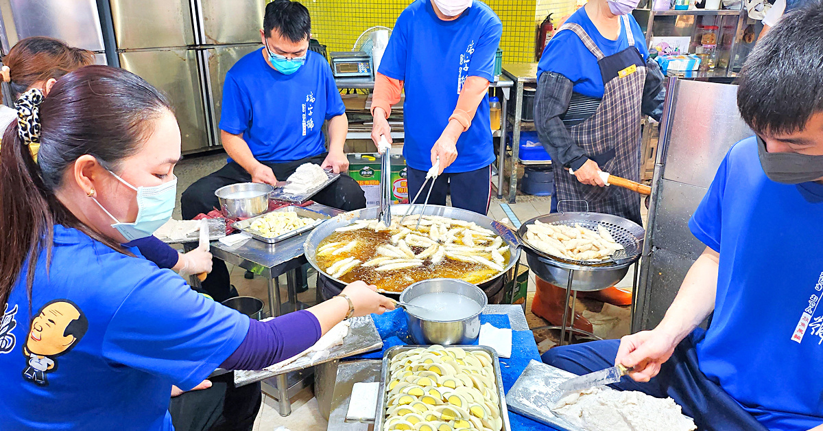 屏東東港美食》瑞字號旗魚黑輪~華僑市場必吃排隊美食，手工現做、一支10元超好吃 @嘿!部落!