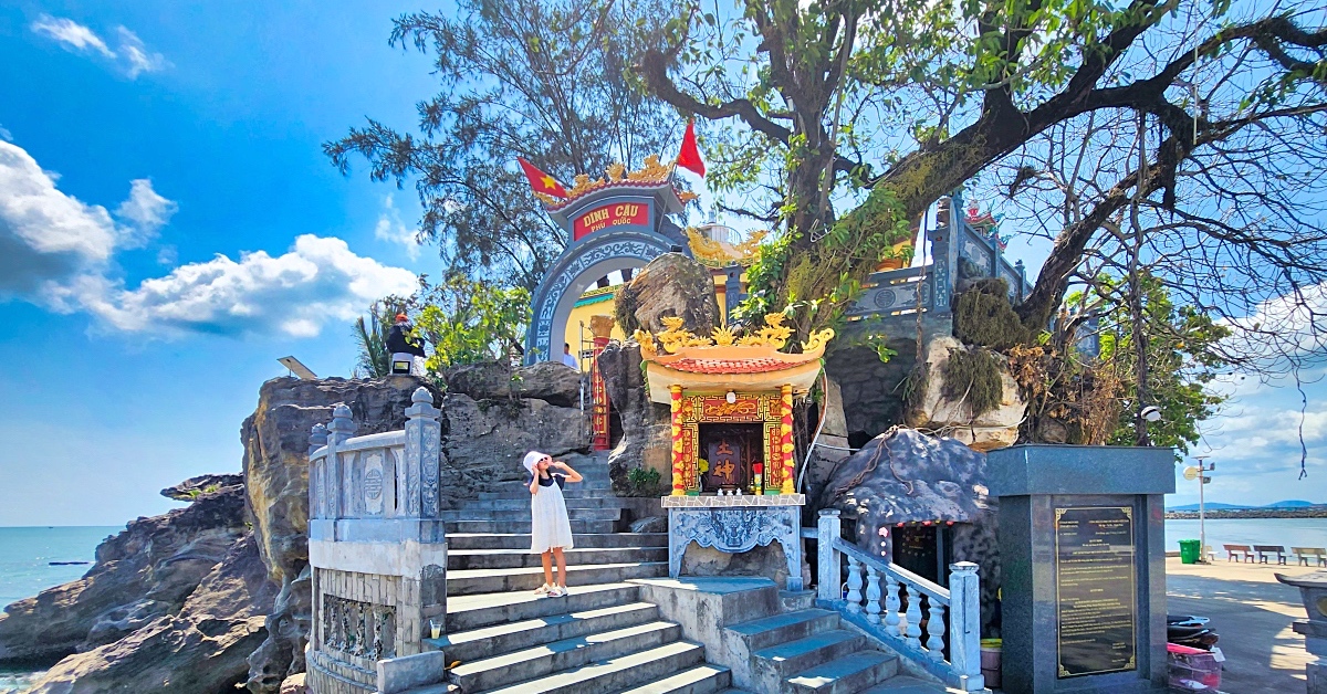 富國島景點》小龍王廟｜舅舅廟 Dinh Cậu Shrine～蓋在岩石上的小廟，保佑漁船平安還有無敵海景 @嘿!部落!