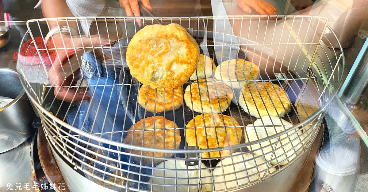 江子翠美食》花蓮光復高麗菜煎餅～外皮薄脆、爆滿甜脆高麗菜餡～板橋隱藏版排隊美食