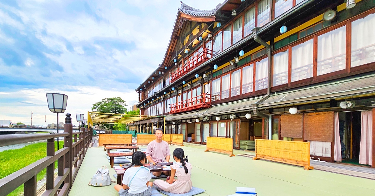 京都美食》鴨川納涼床 料理旅館鶴清～京都夏季限定河景第一排露天景觀餐廳，可中文網路預約 @嘿!部落!