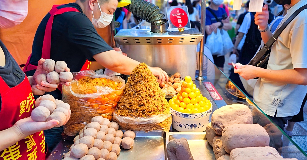 寧夏夜市美食》劉芋仔蛋黃芋餅、香酥芋丸～排隊排翻天的米其林必比登街頭小吃