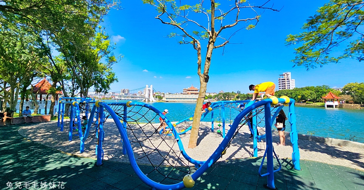 龍潭景點》龍潭大池～走吊橋、踩天鵝船，還有兒童遊戲場、兒童戲水區可以遛小孩