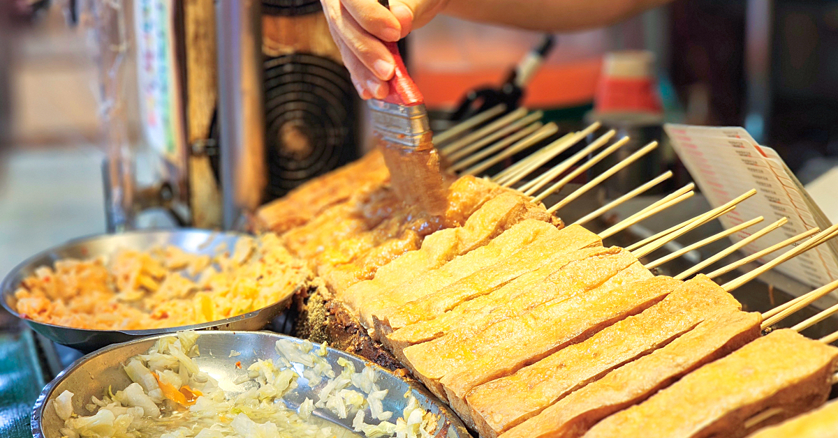 金大鼎香豆腐｜深坑老街排隊美食必吃串烤臭豆腐，咬下會爆汁的銅板價美食 @嘿!部落!