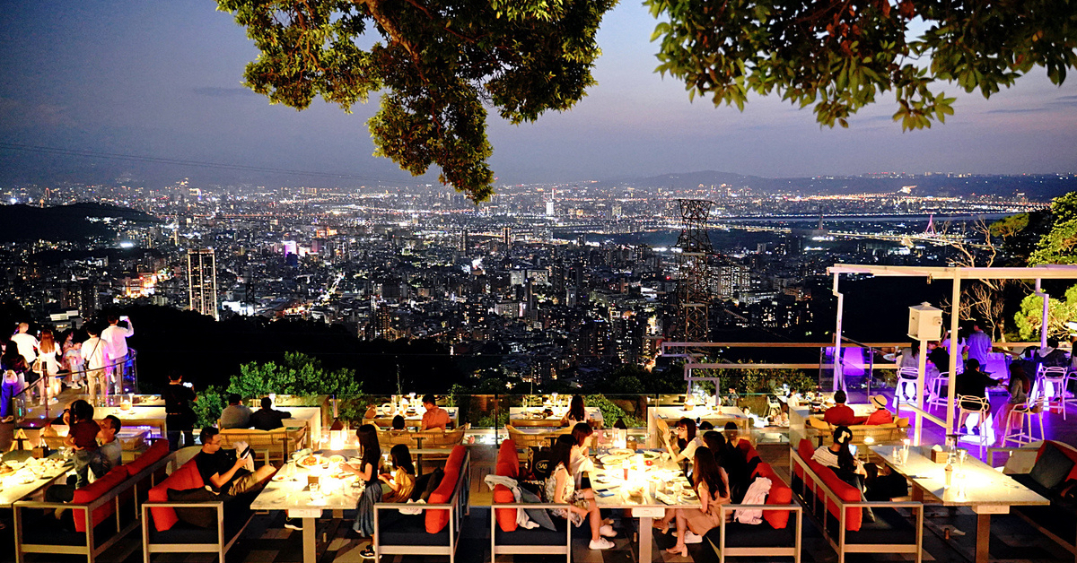 草山夜未眠景觀餐廳｜台北陽明山夜景餐廳吃台菜熱炒，夢幻旋轉木馬免費搭 @嘿!部落!