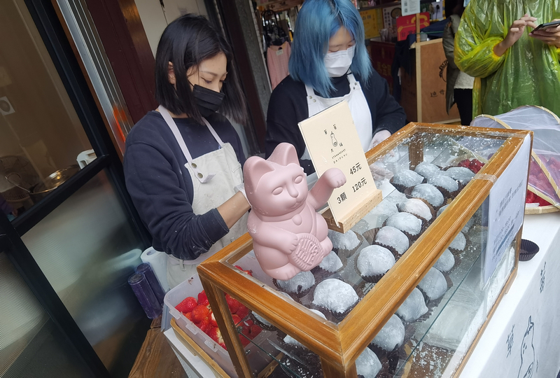 迪化街巨無霸草莓大福|台北草莓大福推薦/就算下雨天也要排隊的草莓大福(菜單價位) @嘿!部落!